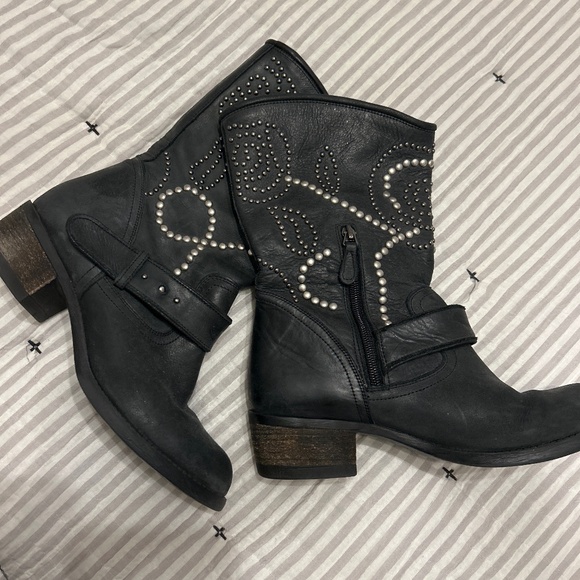 Guess Shoes - Guess studded boots